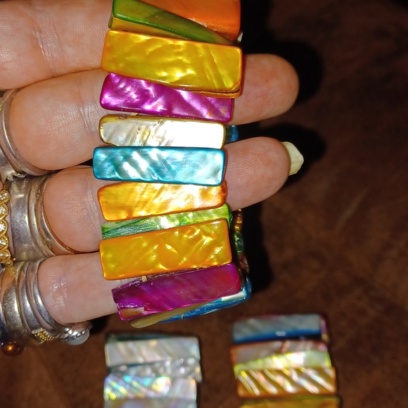 3 Mother Of Pearls Stretchy Bacelets - Picture 2 of 5